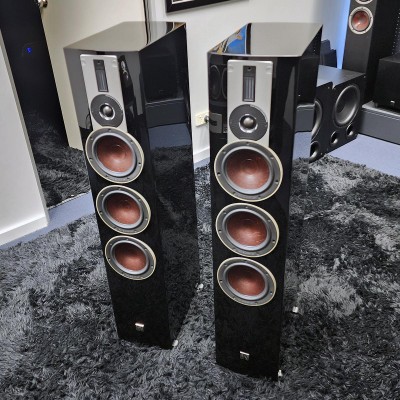 Ex-Display - DALI RUBICON 8 Floorstanding Speakers - Gloss Black (Pair)