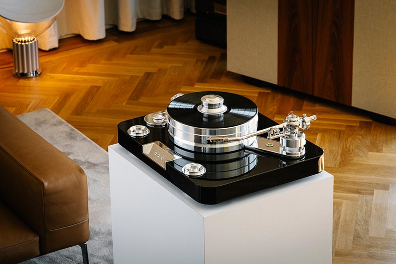 Pro-Ject Signature 12.2 Turntable